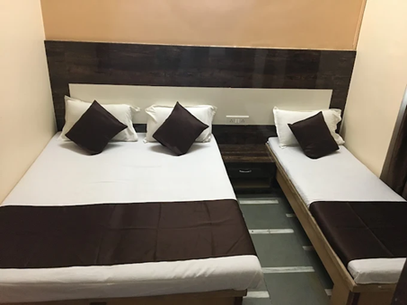 1 x Room with 3 beds
